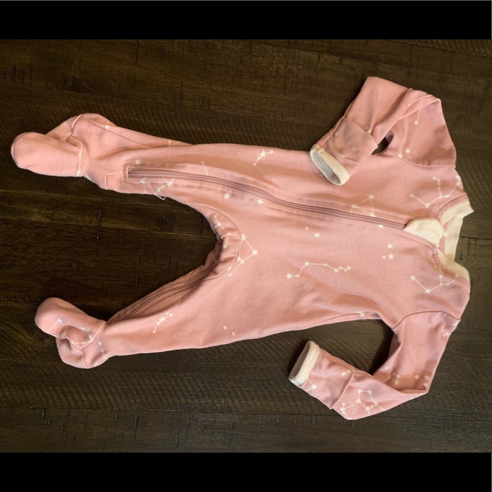 ZippyJamz double zip pink constellation ✨ newborn footies